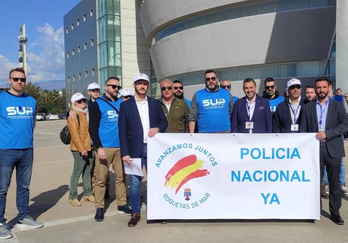 Decenas de personas respaldan las peticiones de la comisaría del SUP