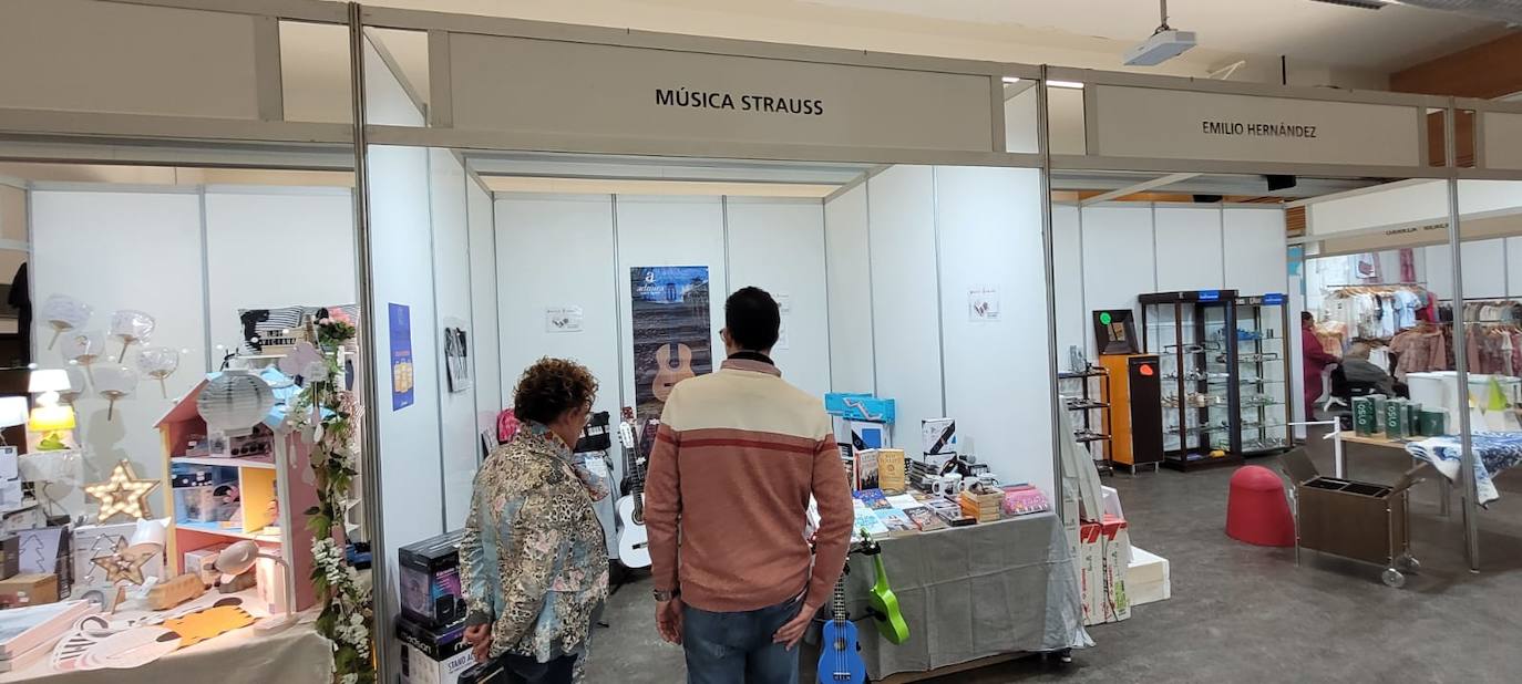 Así es la Feria Outlet del comercio local de Roquetas
