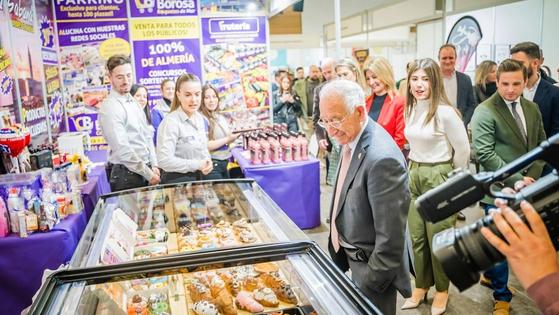 Productos a precios de saldo en la primera Feria Outlet del comercio local de Roquetas