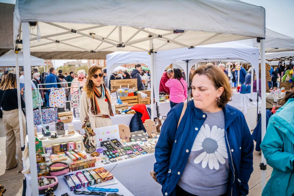 El nuevo Rastro de arte y antigüedades se estrena con un centenar de puestos