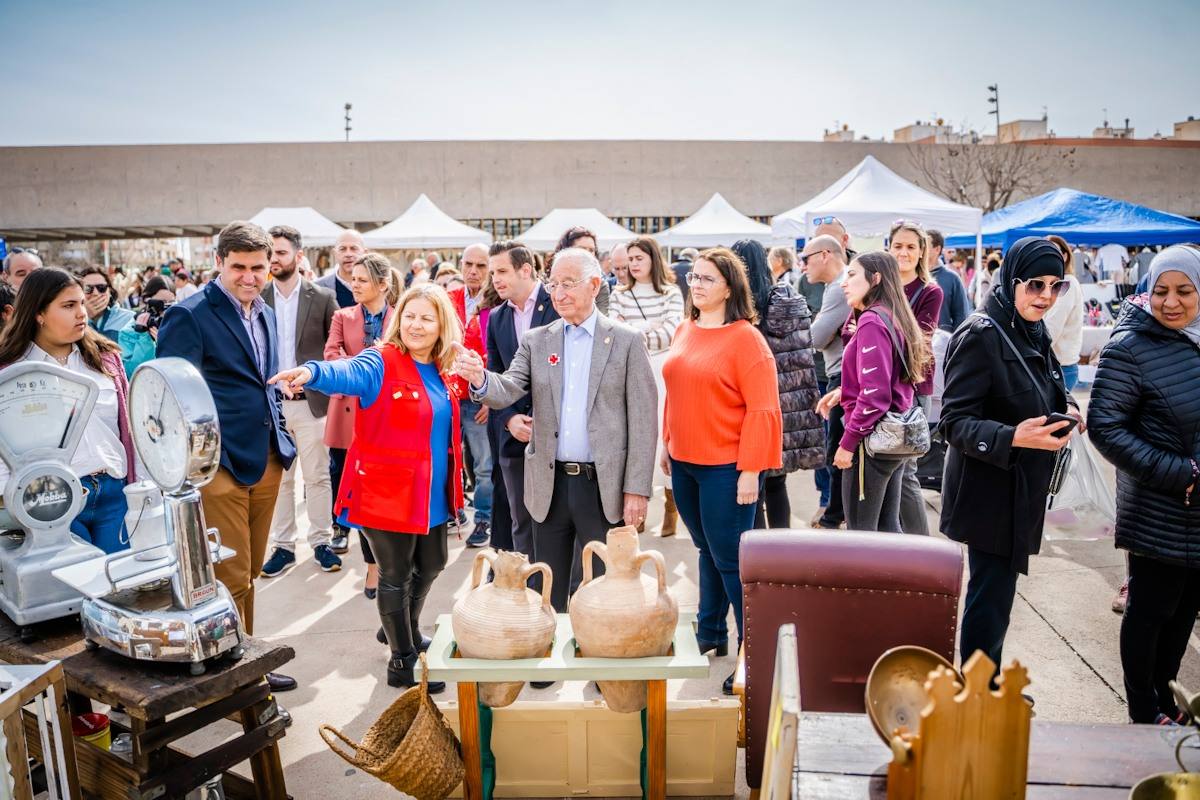 El nuevo Rastro de arte y antigüedades se estrena con un centenar de puestos