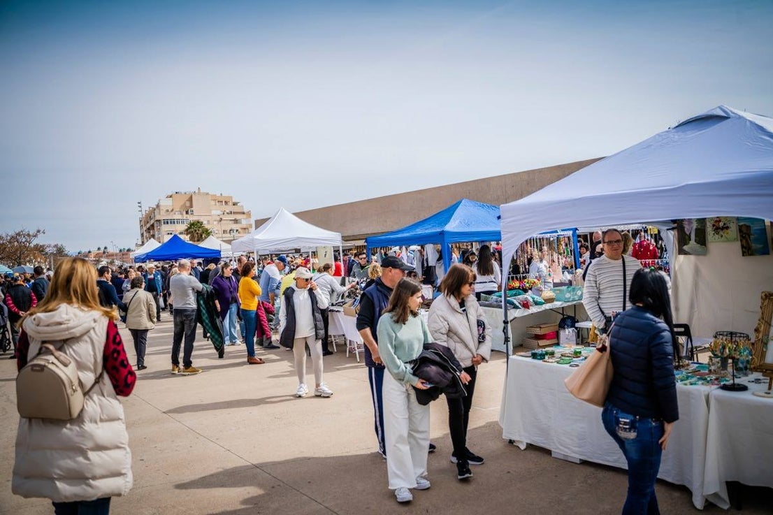 El nuevo Rastro de arte y antigüedades se estrena con un centenar de puestos