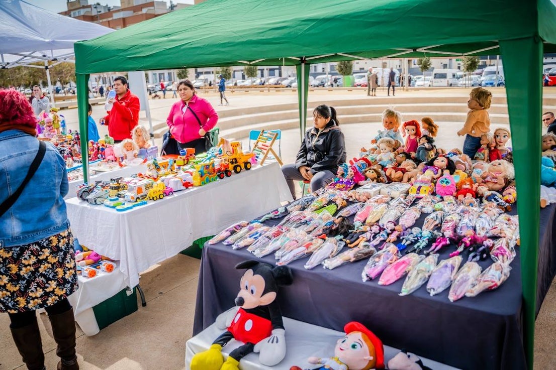 El nuevo Rastro de arte y antigüedades se estrena con un centenar de puestos