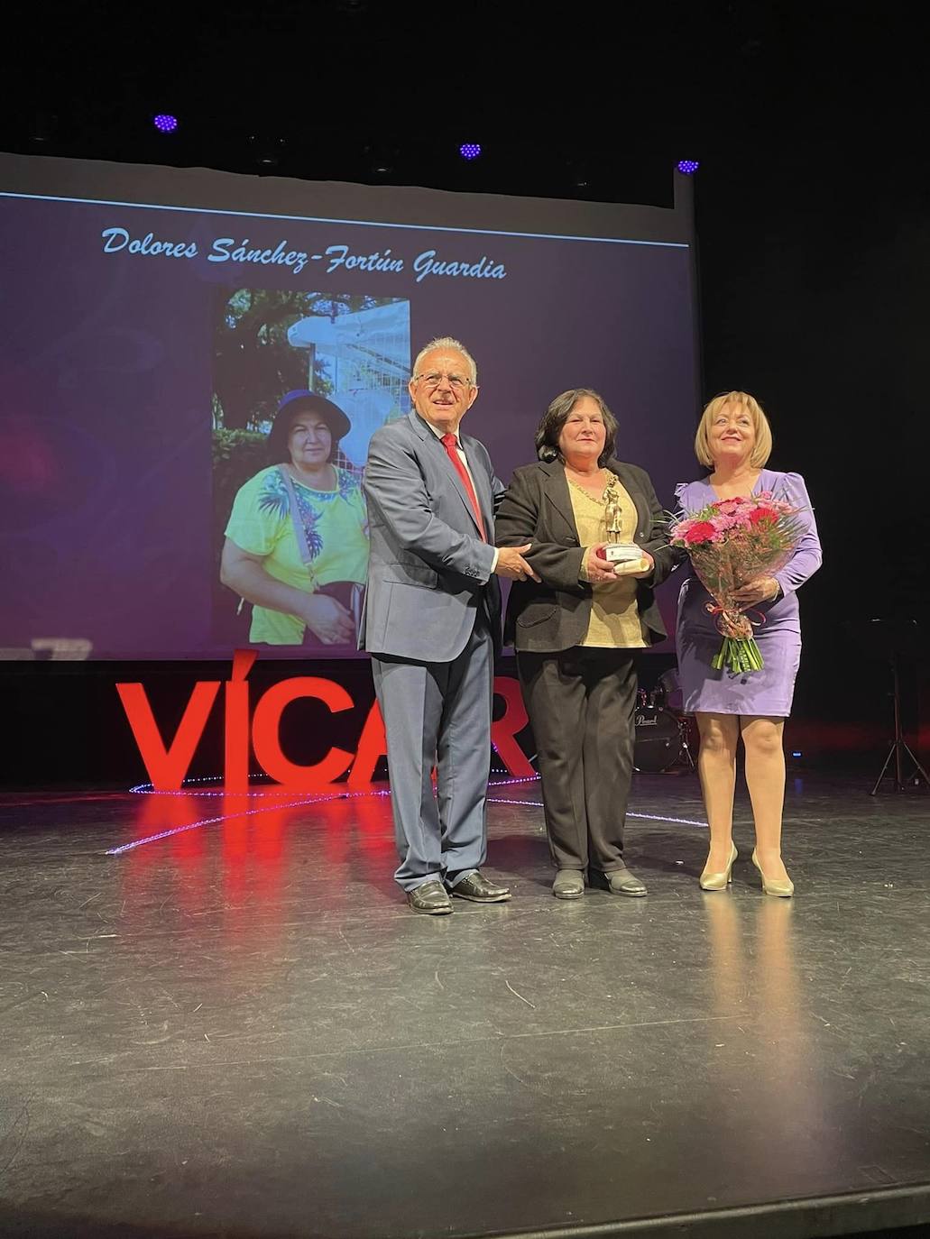Vícar premia la trayectoria de una veintena de mujeres