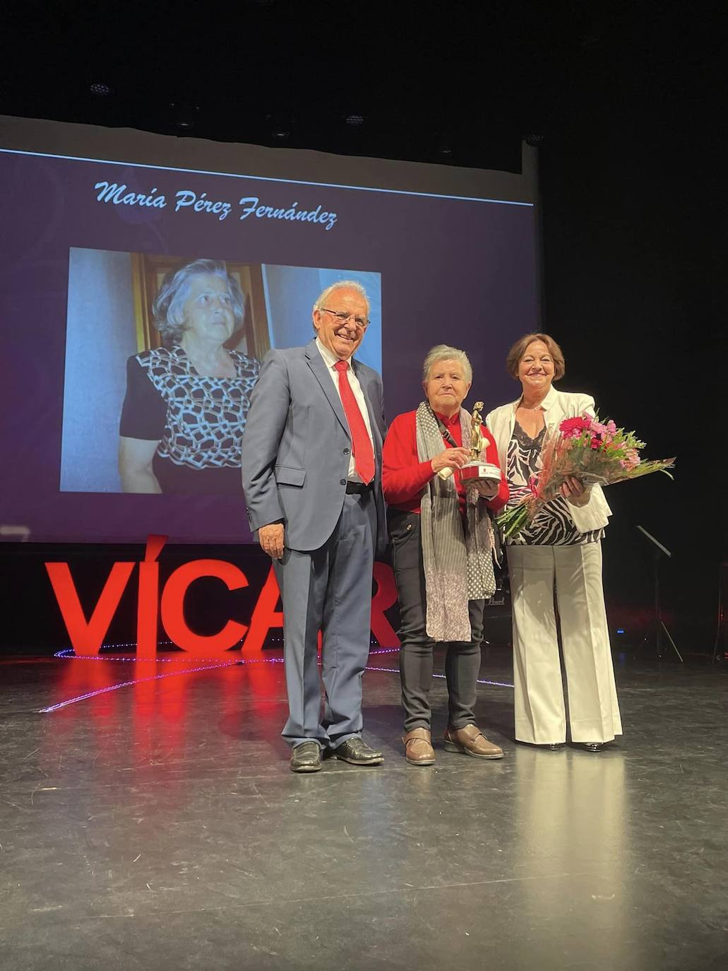 Vícar premia la trayectoria de una veintena de mujeres