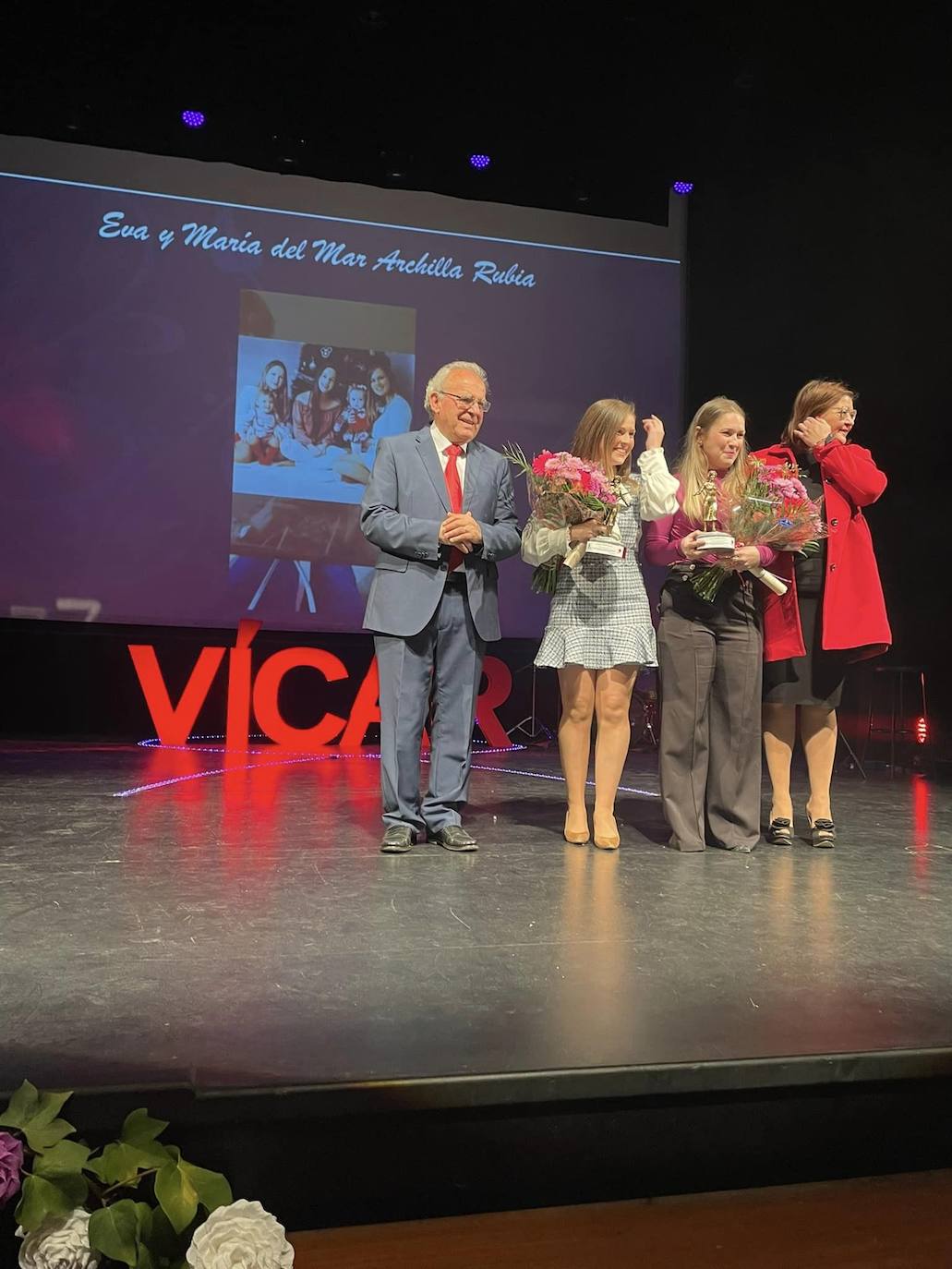 Vícar premia la trayectoria de una veintena de mujeres