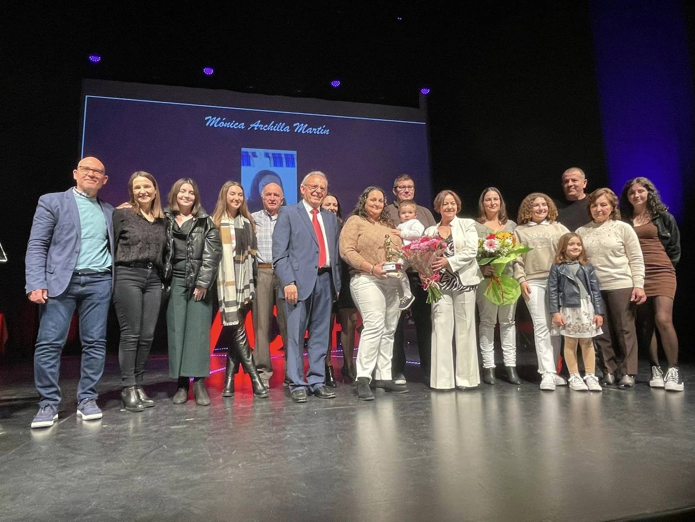 Vícar premia la trayectoria de una veintena de mujeres