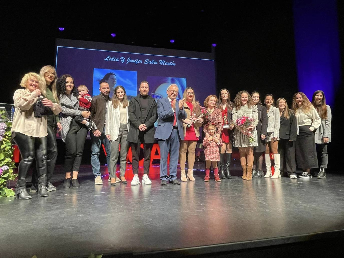 Vícar premia la trayectoria de una veintena de mujeres