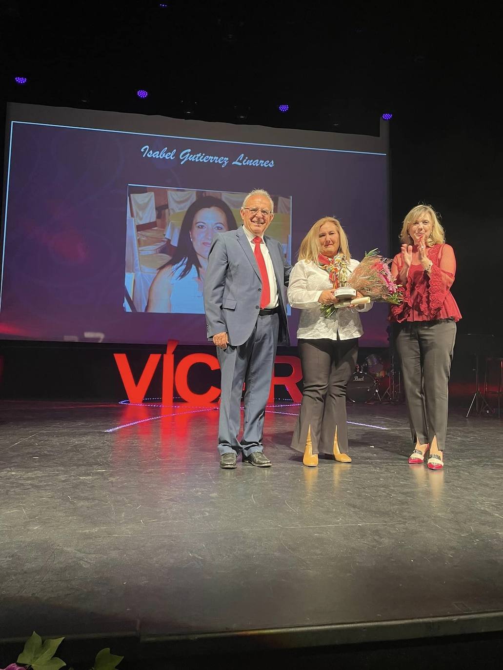 Vícar premia la trayectoria de una veintena de mujeres