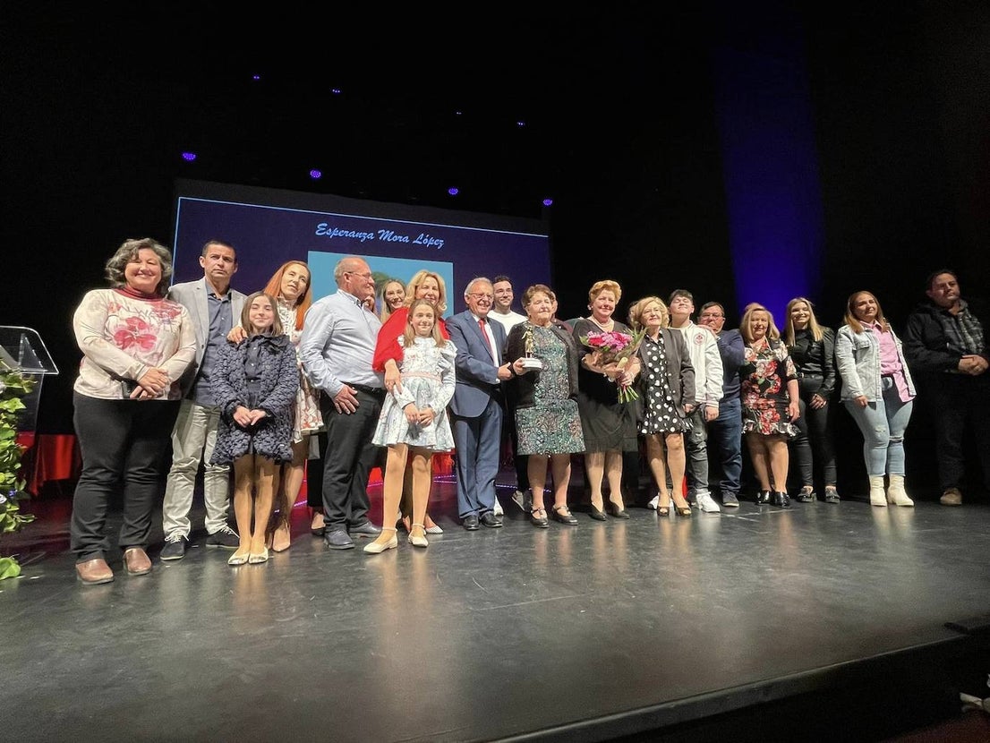 Vícar premia la trayectoria de una veintena de mujeres