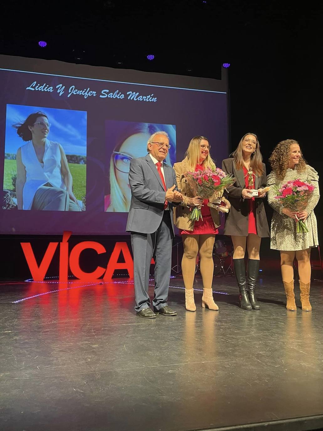 Vícar premia la trayectoria de una veintena de mujeres