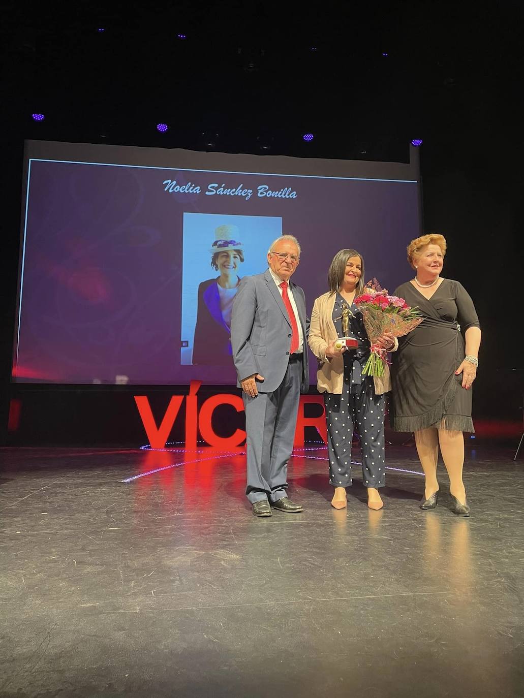 Vícar premia la trayectoria de una veintena de mujeres