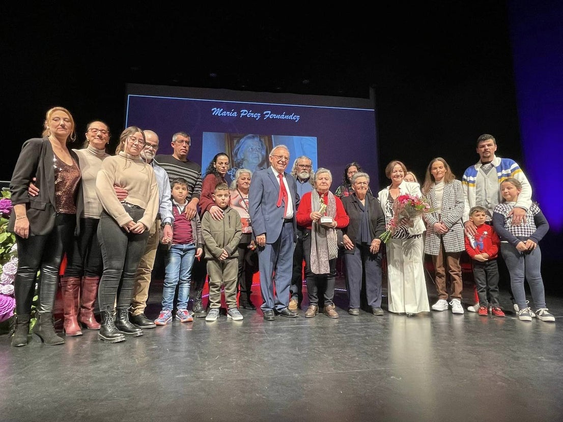Vícar premia la trayectoria de una veintena de mujeres