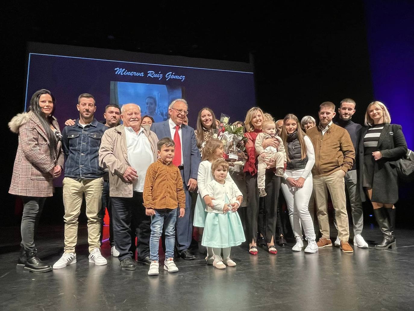Vícar premia la trayectoria de una veintena de mujeres