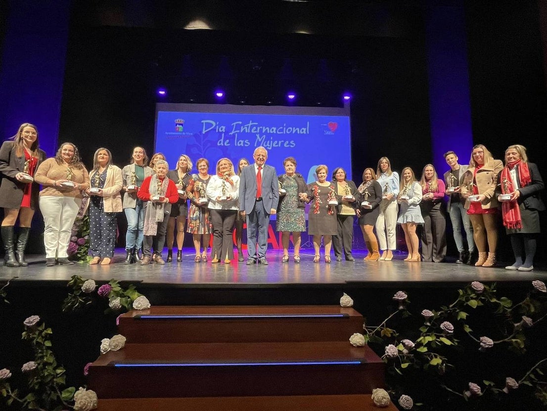 Vícar premia la trayectoria de una veintena de mujeres