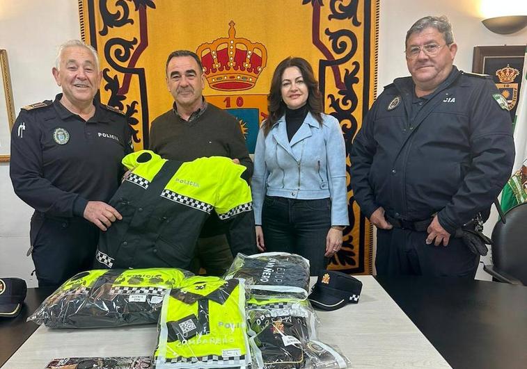 Hernández entrega nuevo material y uniformidad para la Policía Local