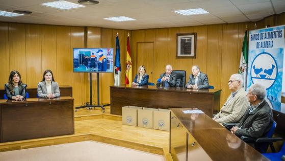 Roquetas inicia una campaña para llenar las estanterías vacías del Banco de Alimentos