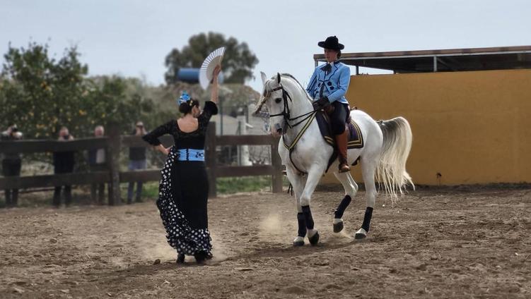 Vecinos de La Mojonera visitan la yeguada de Pérez Monteagud en Uleila