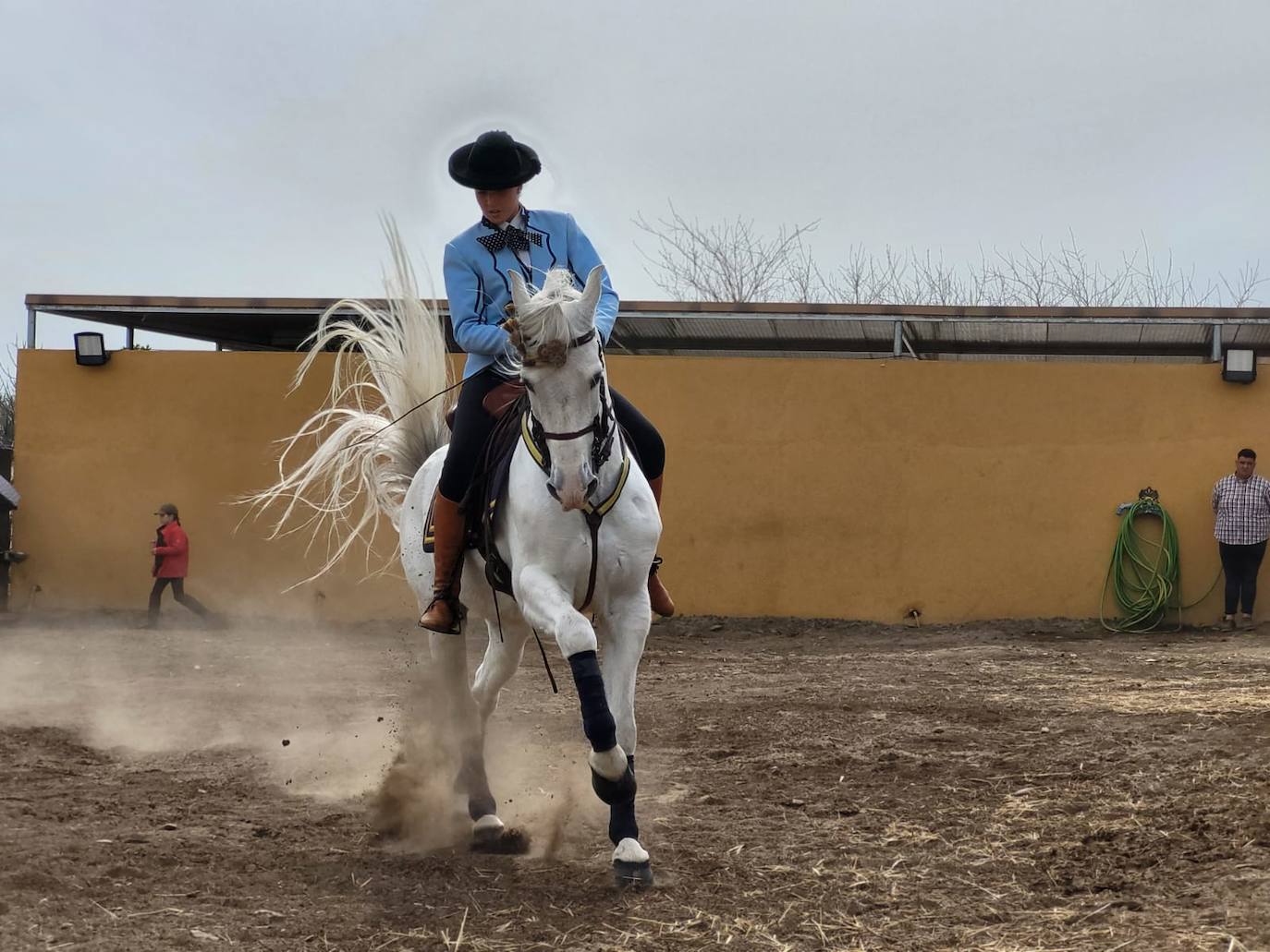 Vecinos de La Mojonera visitan la yeguada de Pérez Monteagud en Uleila