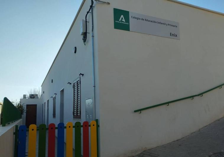 El PSOE denuncia que la Junta se niega a abrir el colegio de Enix pese a esta recién reformado