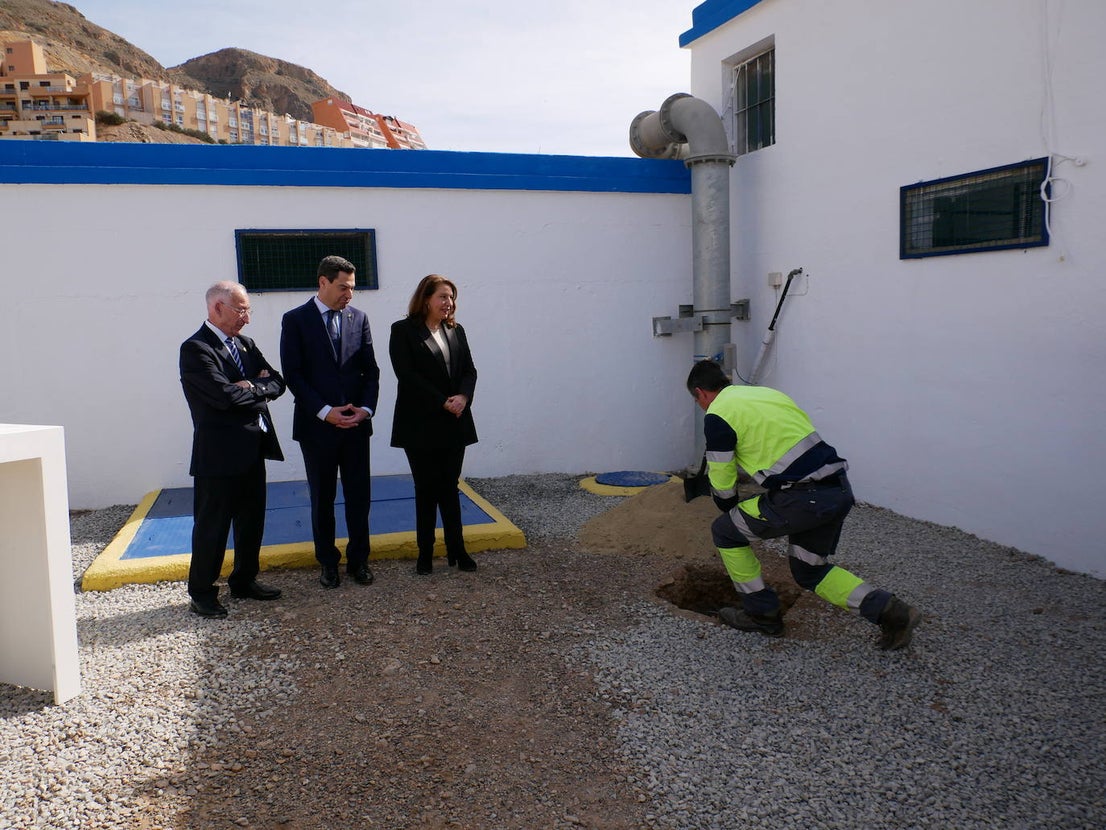 Moreno Bonilla pone la primera piedra de la conexión de Roquetas con la desaladora