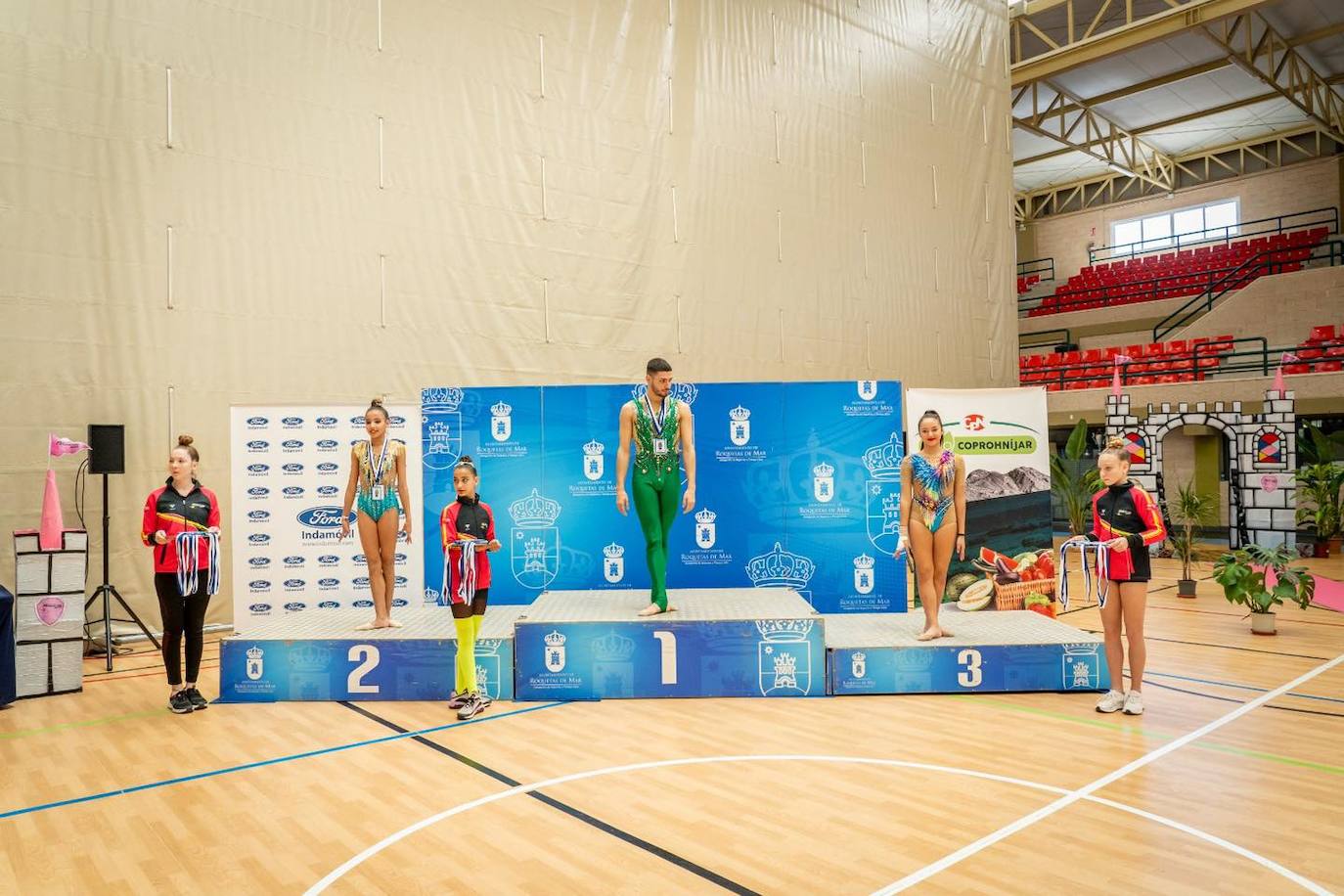 Medio millar de gimnastas participan en el torneo Roquetas 2015