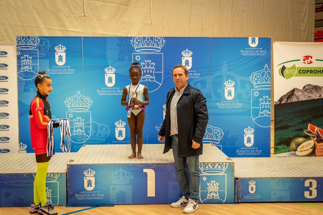 Medio millar de gimnastas participan en el torneo Roquetas 2015