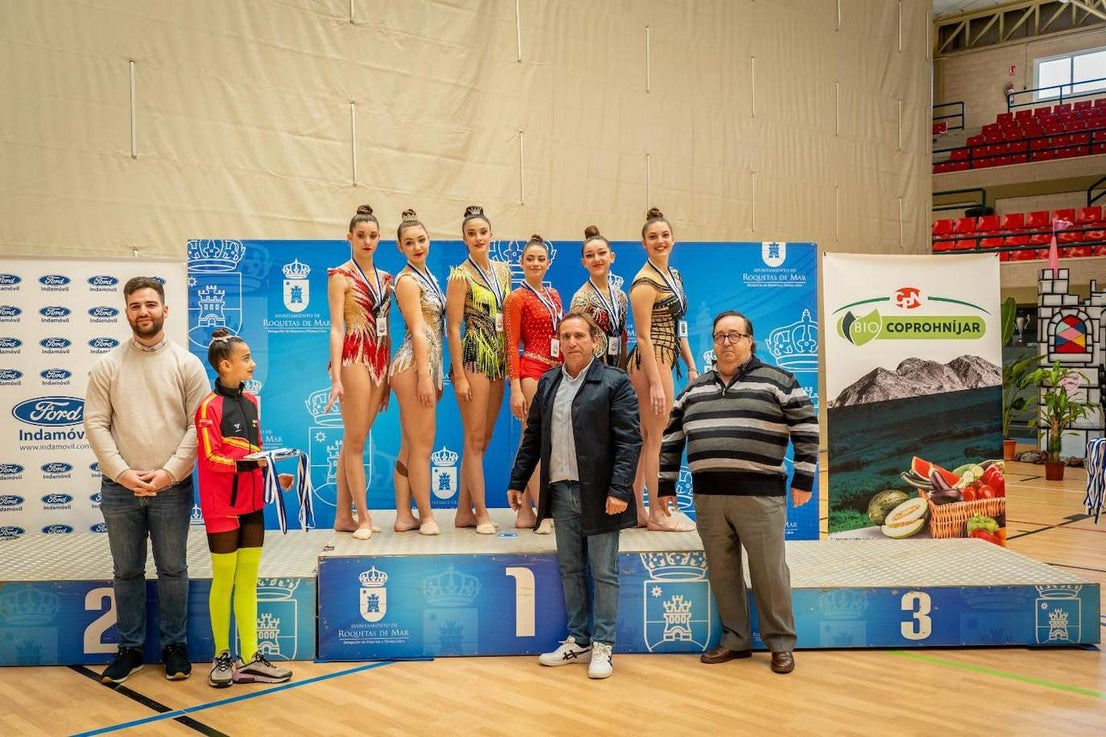 Medio millar de gimnastas participan en el torneo Roquetas 2015