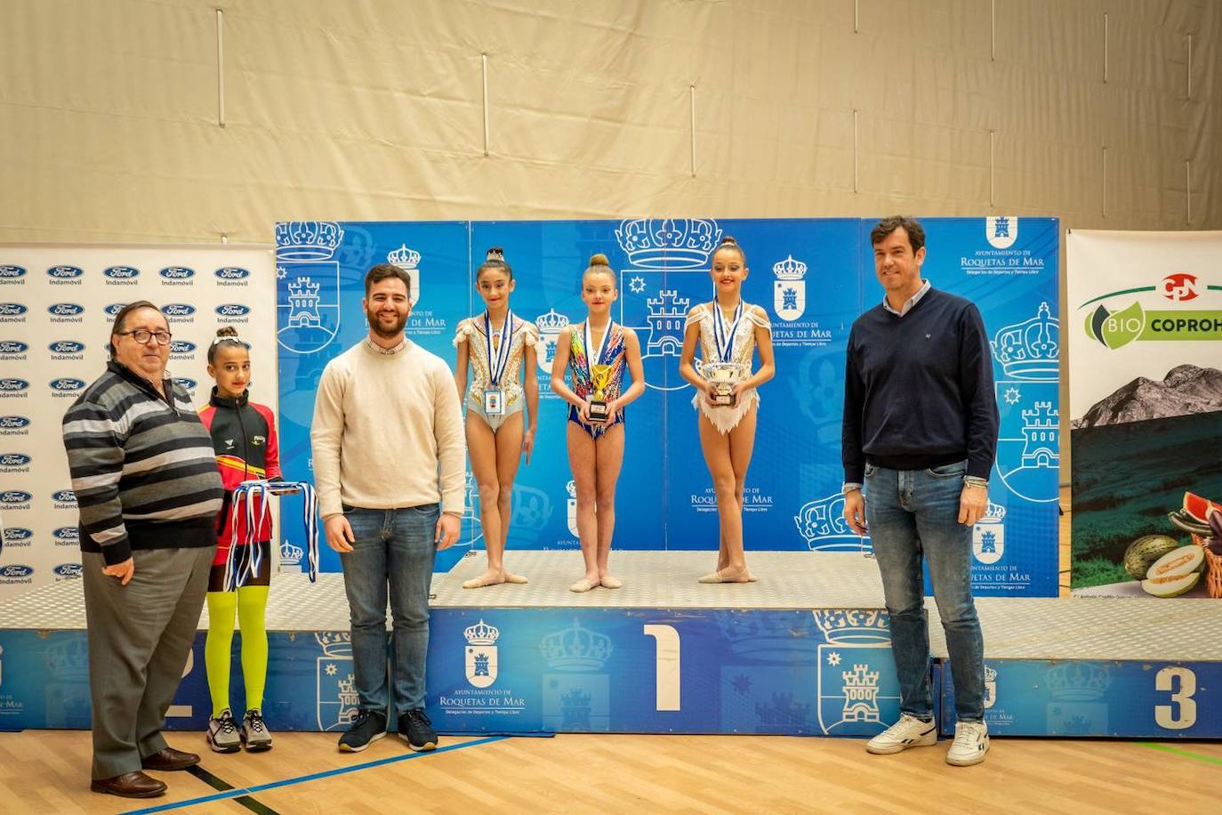 Medio millar de gimnastas participan en el torneo Roquetas 2015