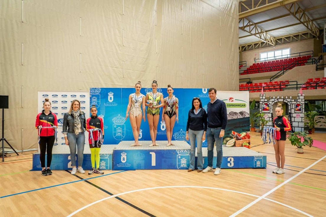 Medio millar de gimnastas participan en el torneo Roquetas 2015