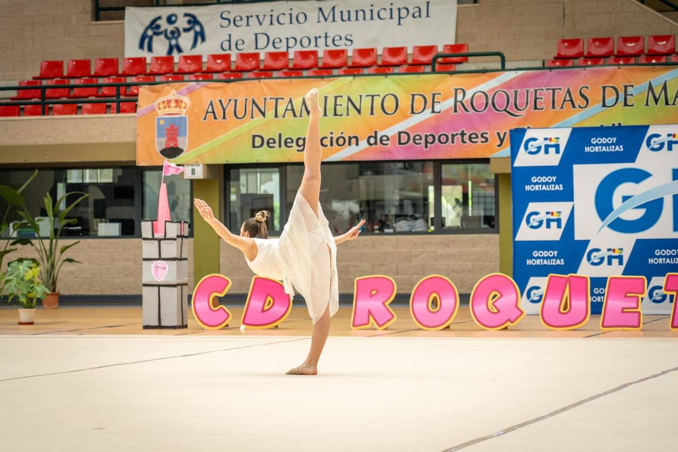 Medio millar de gimnastas participan en el torneo Roquetas 2015
