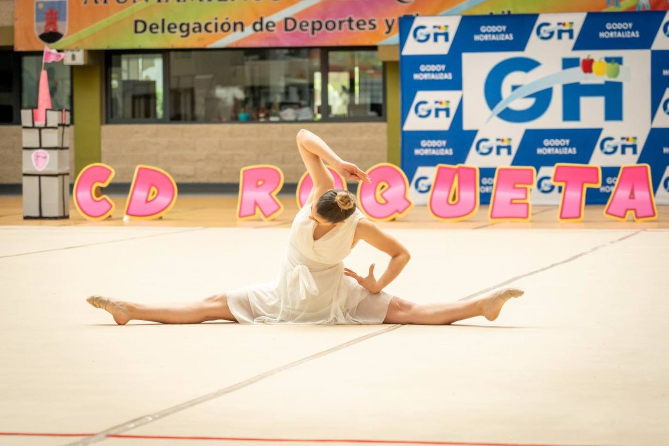 Medio millar de gimnastas participan en el torneo Roquetas 2015
