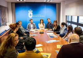 Un centenar de comercios se unen al carné joven, que ahora se promocionará entre los estudiantes