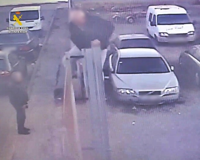 Los dos detenidos, en el momento de acceder al aparcamiento