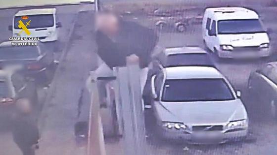 Graban a dos personas robando una moto en un aparcamiento privado de Roquetas