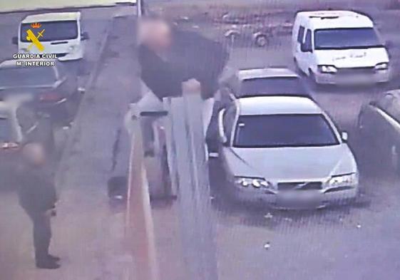 Los dos detenidos, en el momento de acceder al aparcamiento