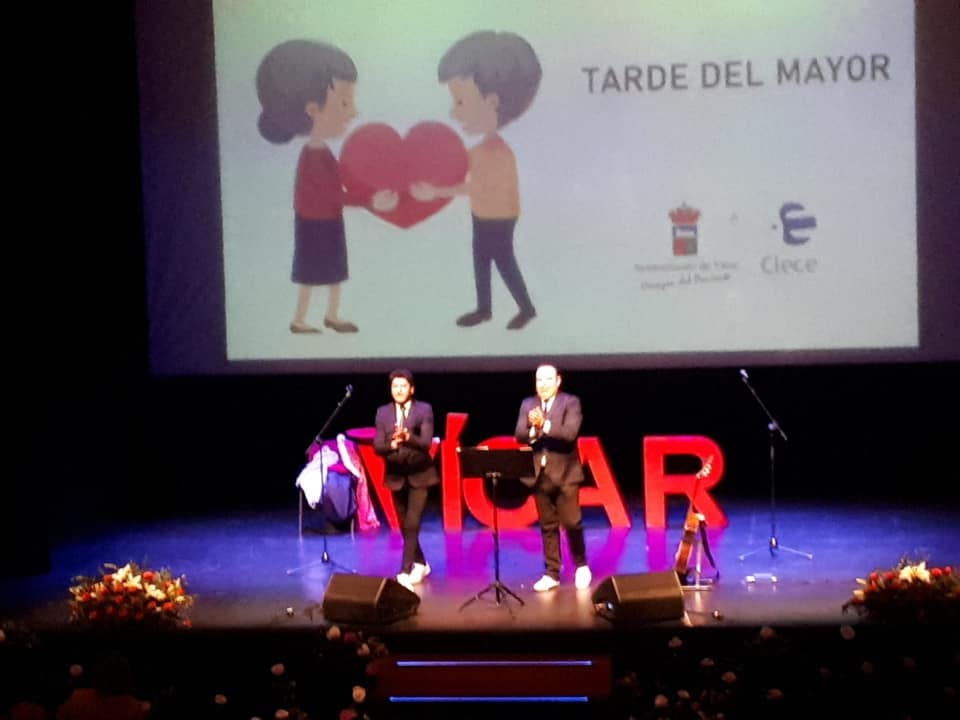 Vícar homenajea a sus mayores con una tarde de reconocimientos y actuaciones