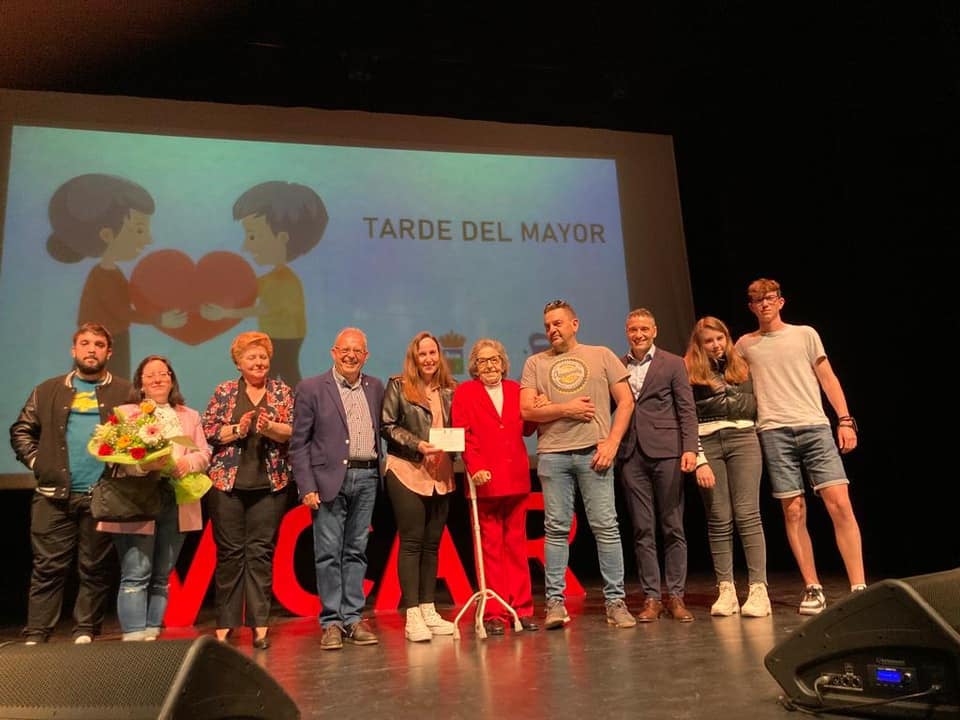 Vícar homenajea a sus mayores con una tarde de reconocimientos y actuaciones