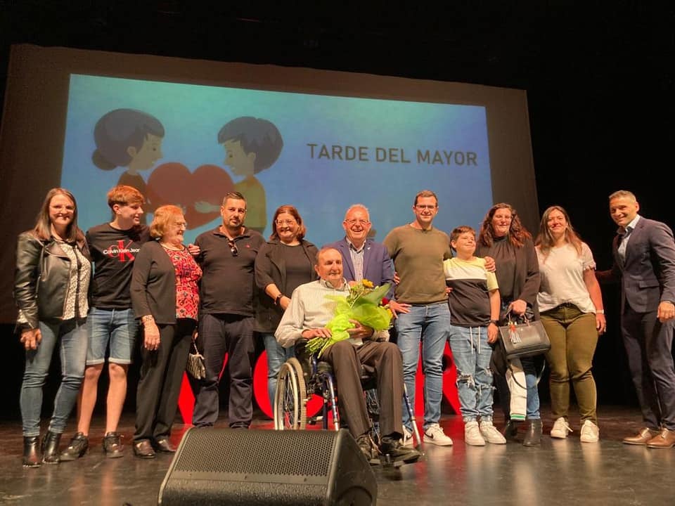 Vícar homenajea a sus mayores con una tarde de reconocimientos y actuaciones