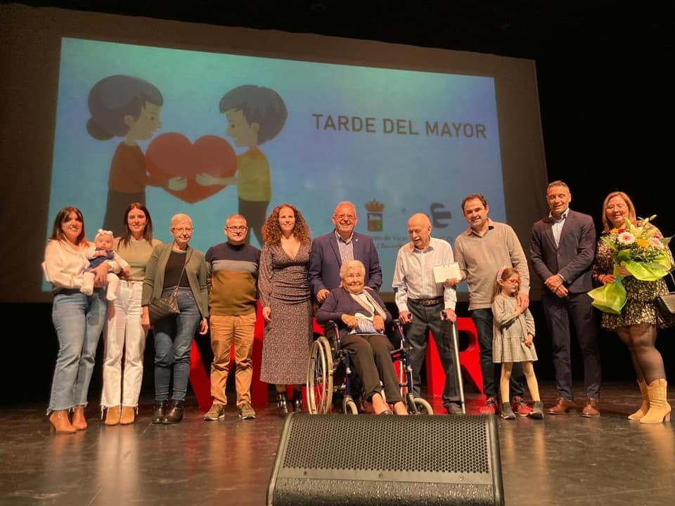 Vícar homenajea a sus mayores con una tarde de reconocimientos y actuaciones