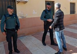 El ministro Grande-Marlaska saludando a la Guardia Civil a su llegada a Roquetas.