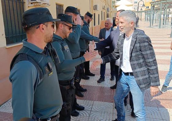 El ministro se acercó a los guardias civiles que se encontraban vigilando la plaza de Luis Martín, junto al cuartel.