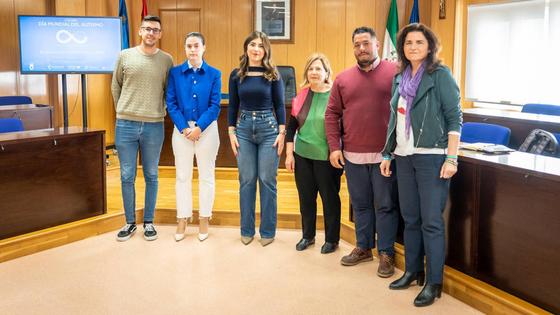 El comercio local de Roquetas se implica en la concienciación sobre el autismo