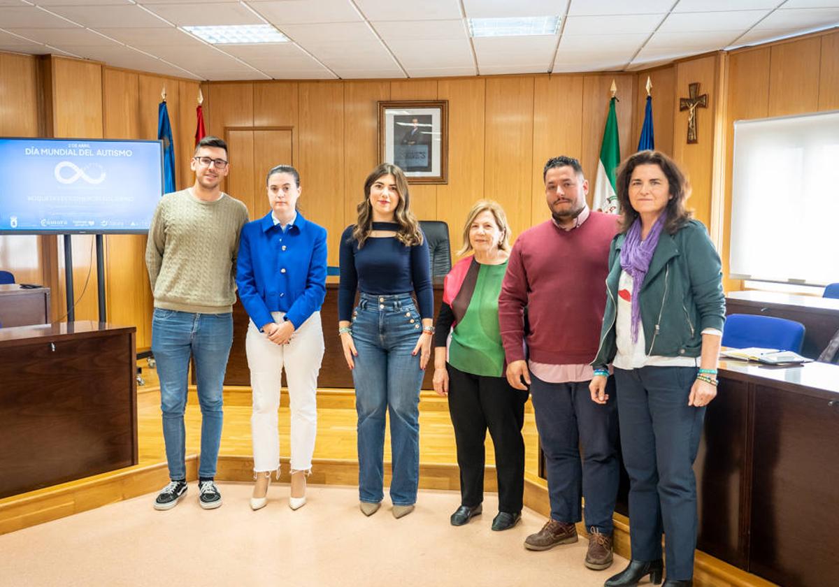 El comercio local de Roquetas se implica en la concienciación sobre el autismo