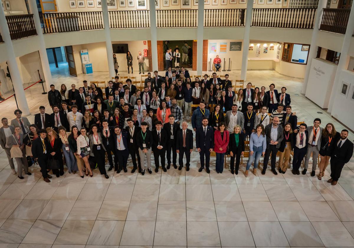 Roquetas acoge a estudiantes de catorce universidades en el certamen de debate de la UAL