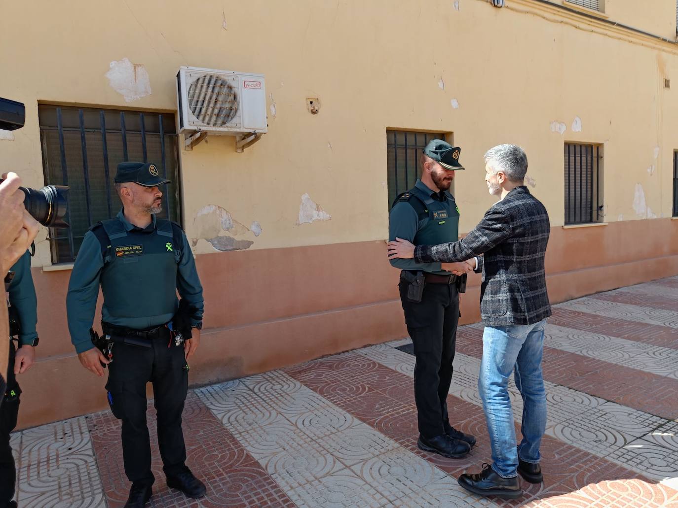 Grande-Marlaska saludó a los guardias civiles en su reciente visita a Roquetas.