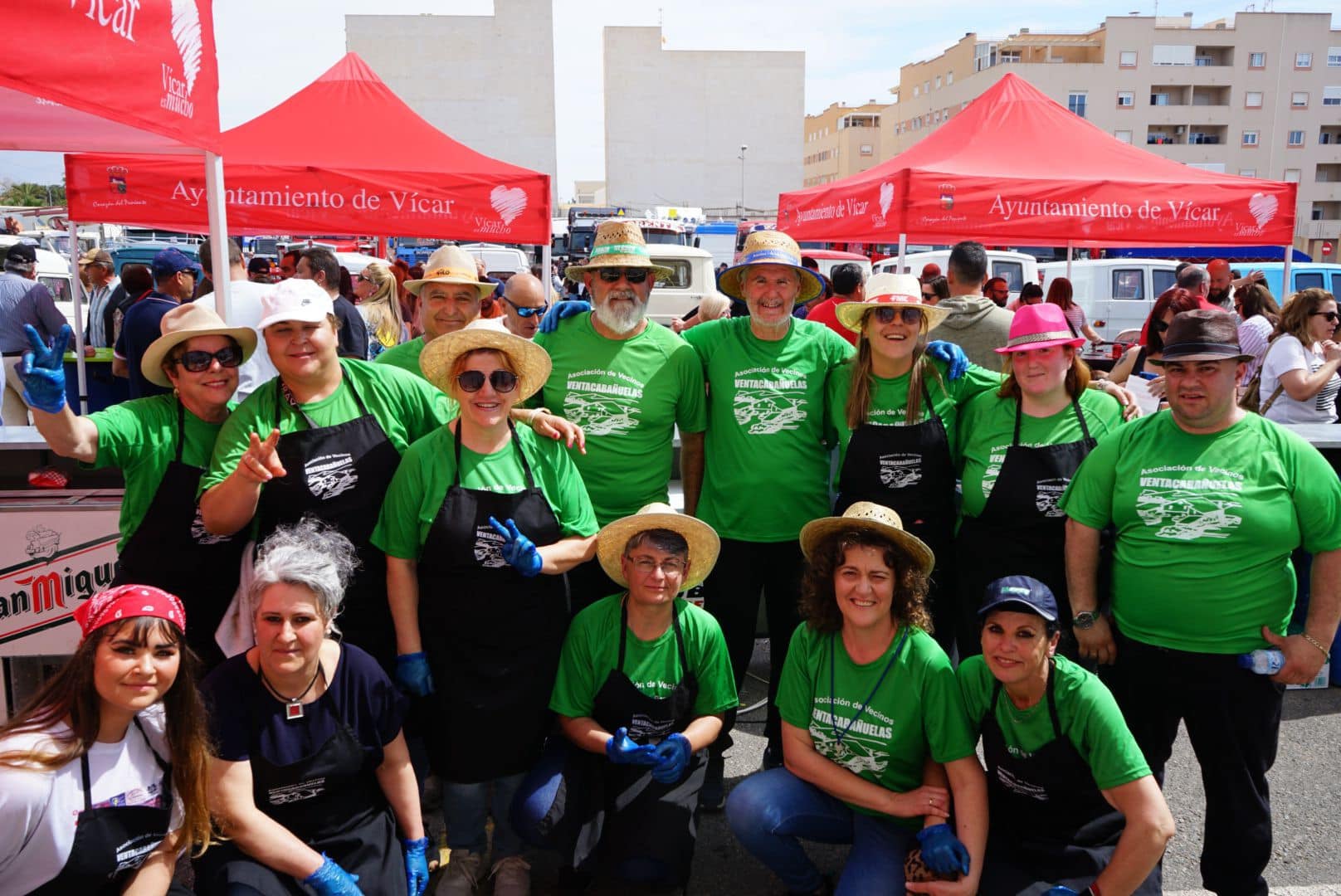 Concentración multitudinaria en Vícar de vehículos industriales antiguos