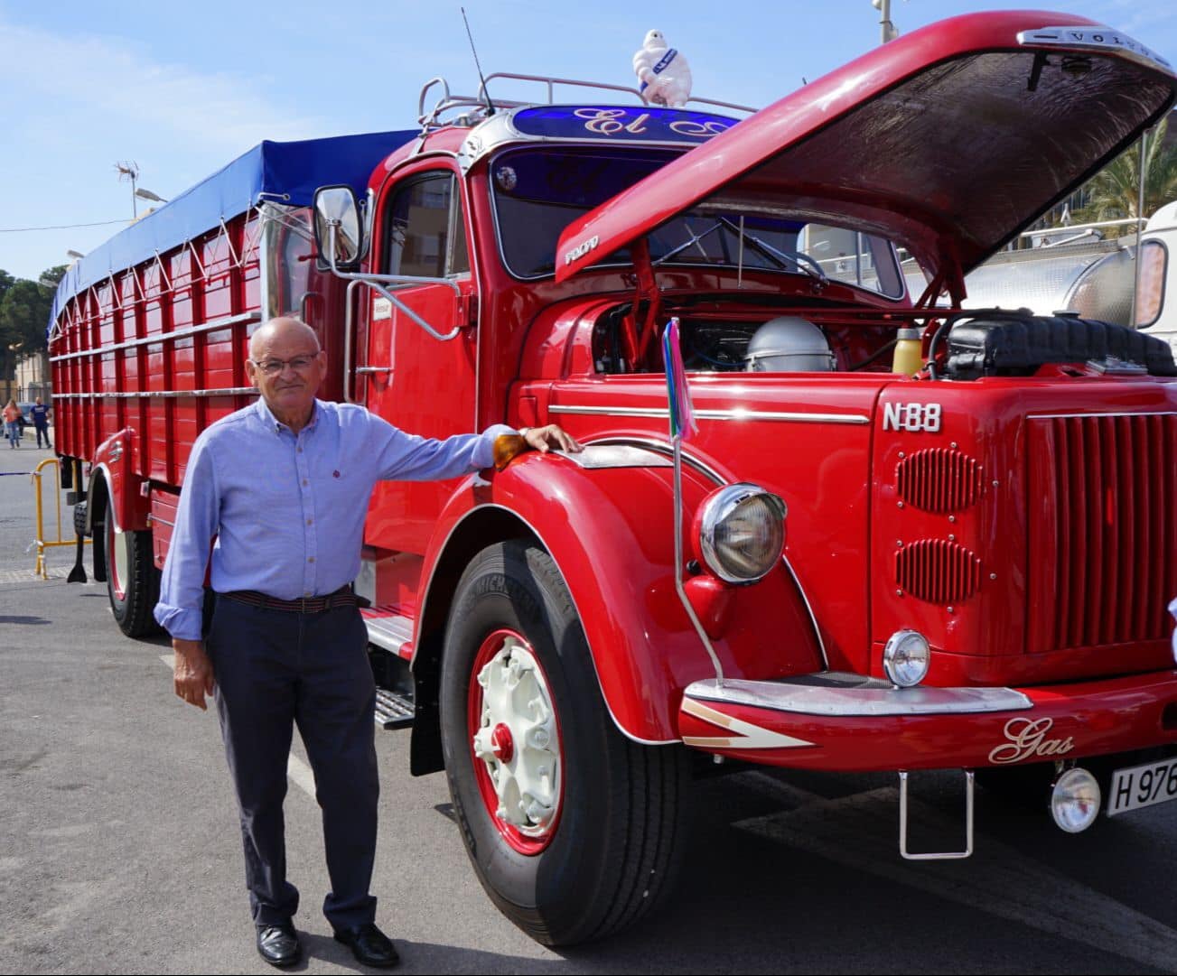Concentración multitudinaria en Vícar de vehículos industriales antiguos