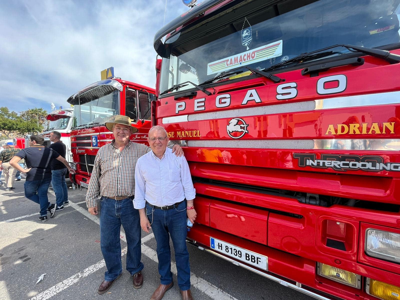 Concentración multitudinaria en Vícar de vehículos industriales antiguos