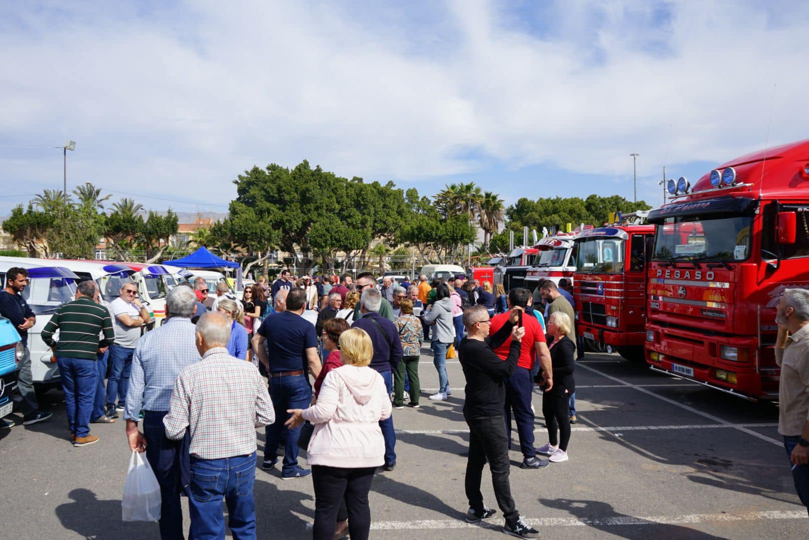 Concentración multitudinaria en Vícar de vehículos industriales antiguos